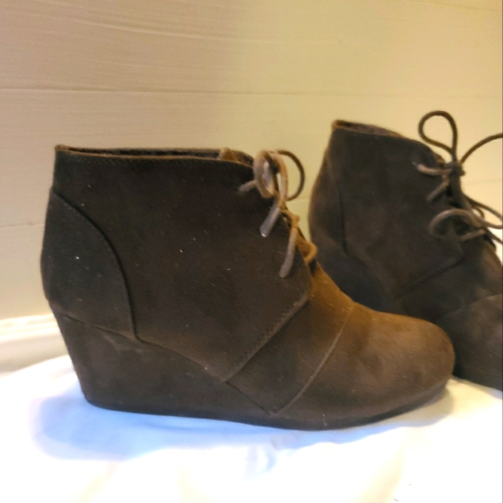 Unr8ed Hidden Heel Suade Brown Boot size 7